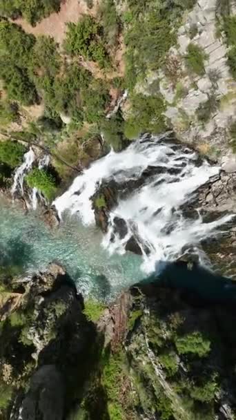 世界中からの観光客を魅了する有名な滝を魅力的な空中ビューで探索してください この魅惑的な垂直方向に水が流れ落ちるにつれて 自然の美しさが広がっていくのを見てください — ストック動画