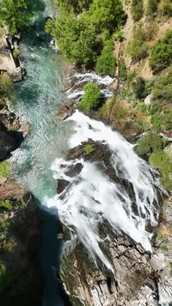 Zažijte Údiv Ohromujícího Vodopádu Zachyceného Podmanivými Leteckými Záběry Turistických Destinacích — Stock video