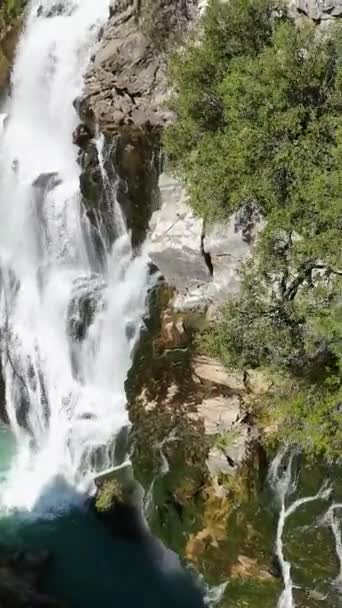 Nabízí Úchvatnou Perspektivu Leteckým Výhledem Plný Vodopád Rušném Turistickém Uzlu — Stock video