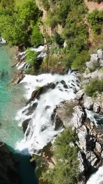 在一个充满活力的旅游胜地 发现惊人的全瀑布的无与伦比的美丽 让瀑布般的水流吸引你的观众 在这视觉上迷人的空中镜头为你的 — 图库视频影像