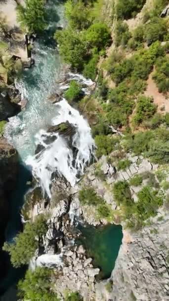 山々に囲まれた壮大なフル滝の息をのむような美しさを体験してください あなたの垂直ビデオのためのこの魅惑的な空中ビューで自然の静かな光景と音をお楽しみください — ストック動画