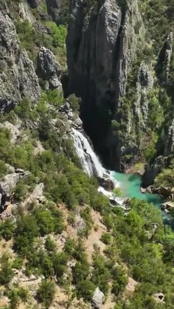 在迷人的高山仙境中 从空中俯瞰迷人的瀑布 在你的垂直视频中 展示了这个风景如画的场景的自然华丽与威严 — 图库视频影像