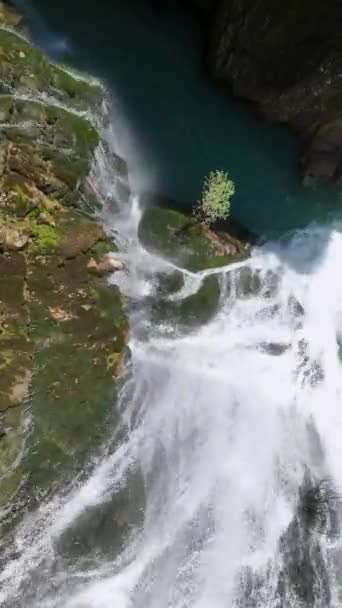 Testemunhe Maravilha Uma Cachoeira Cheia Deslumbrante Aninhada Abraço Uma Majestosa — Vídeo de Stock