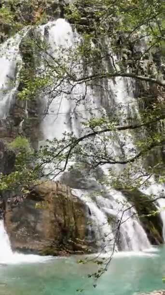 Wznieś Się Ponad Malowniczymi Szczytami Zdobądź Majestat Pełnego Górskiego Wodospadu — Wideo stockowe