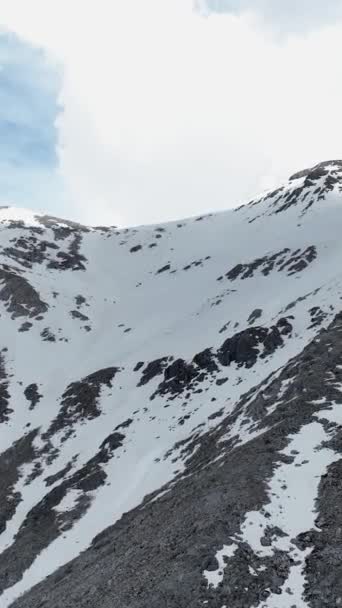 释放令人敬畏的美丽的巨大的高山吹嘘雪峰和戏剧性的气氛 在你的垂直视频中捕捉迷人的空中透视 — 图库视频影像