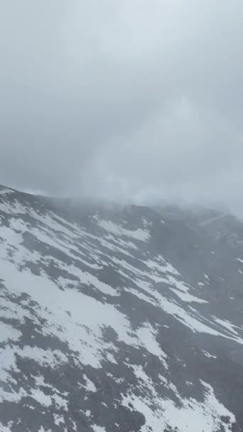 让你的观众屏住呼吸 在一个壮观的空中俯瞰着巨大的群山 这些群山在一个戏剧性的场景中点缀着雪峰 提高垂直视频的视觉效果 — 图库视频影像