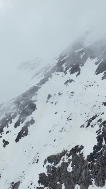 发现宁静的空中景观的宁静 捕捉一个宏伟的山脉 雪峰覆盖和戏剧性的天空 让你的观众沉浸在你垂直的自然美中 — 图库视频影像