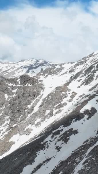 欣赏美丽的群山 展示它们的雪峰 让你的观众心情愉快 用这个惊人的图像增强你的垂直视频 — 图库视频影像