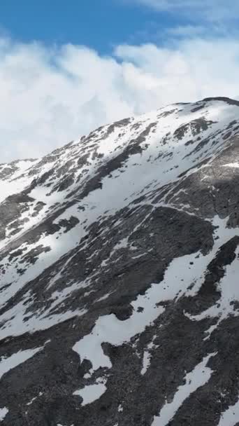 在雪峰点缀的威严的群山中走一段迷人的旅程 让这个迷人的航拍镜头提升你的垂直视频 — 图库视频影像