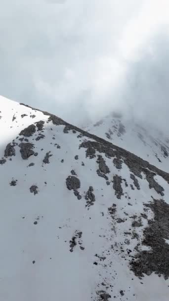 Suba Acima Majestosa Beleza Das Montanhas Altas Com Seus Picos — Vídeo de Stock