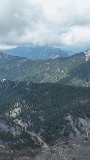 Testemunhe Maravilha Tirar Fôlego Montanhas Maciças Adornadas Com Picos Cobertos — Vídeo de Stock