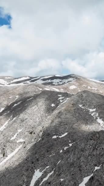 创建一个宏伟的背景 与高耸的高山的空中镜头 以积雪覆盖的山峰 提高垂直视频的视觉吸引力 — 图库视频影像