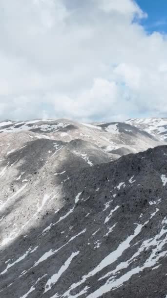 Objevte Klid Klidného Leteckého Výhledu Zachycujícího Majestátní Pohoří Zdobené Zasněženými — Stock video