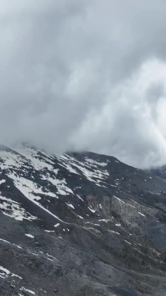 Uchwycić Urzekającą Perspektywę Powietrzną Masywnych Gór Ukazujących Ich Śnieżną Wysokość — Wideo stockowe