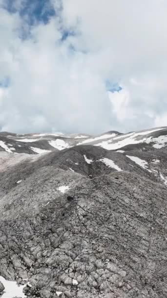 在雄伟的山脉上翱翔 捕捉雪峰的美丽 用这些令人敬畏的观点提升你的垂直视频 — 图库视频影像