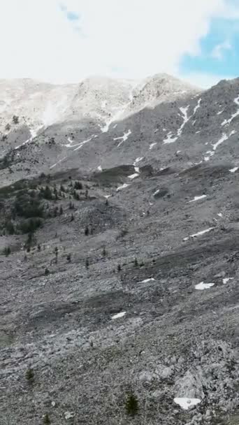 Βυθιστείτε Στην Εκπληκτική Ομορφιά Μιας Ορεινής Κοιλάδας Τις Χιονισμένες Κορυφές — Αρχείο Βίντεο