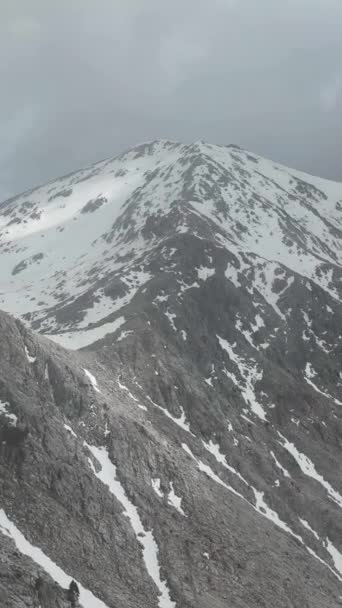 Wyrusz Malowniczą Podróż Powietrzną Przez Górską Dolinę Gdzie Śnieżne Szczyty — Wideo stockowe