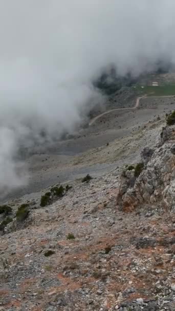 Обійти Повітряне Дослідження Хмарно Розвинених Засніжених Гірських Вершин Пропонуючи Вражаючий — стокове відео