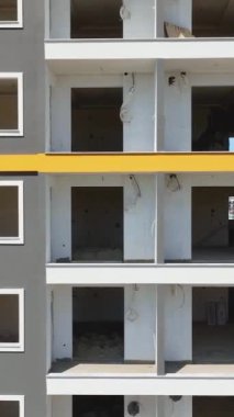 Bu dikey videodaki ilerlemeyi belgelemek için çok katlı bina inşaatında bize katılın. Temelden üst katlara, gelişimin her aşamasına tanık olun..