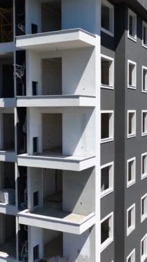 Çok katlı bir inşaat projesinin momentumunu bu dikey video aracılığıyla hava perspektifi sunarak yaşayın. Binanın büyümesini, vincin iş başında olmasını ve sürekli hareket etmesini izle.