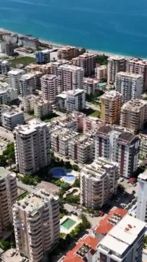 Bu dikey videoda çok katlı bir inşaat sahasının hava keşfine çıkın. İnşaat tekniklerini ve mimari yaratmaya yarayan titiz çalışmayı keşfedin.