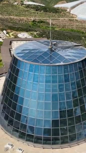 豪華なヴィラに囲まれた住宅団地のオアシスの爽快な空中探査に着手します この垂直ビデオでは 洗練された世界を垣間見ることができます — ストック動画