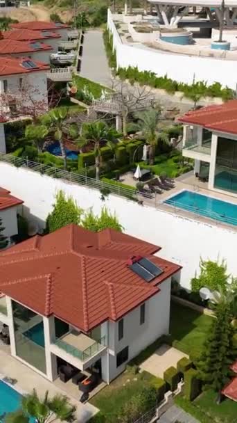 Kendinizi Lüks Villaların Çevresini Sardığı Bir Konutun Görkemli Havasına Daldırın — Stok video
