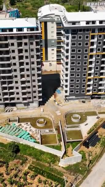Dikey Videoda Bir Gökdelen Inşaat Projesinin Mimari Başarısını Hava Perspektifinden — Stok video