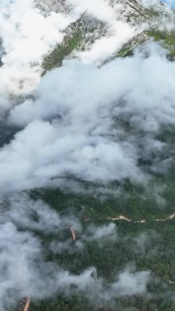Dikey Videoda Bulutlarla Süslenmiş Bir Dağ Manzarası Üzerinde Büyüleyici Bir — Stok video