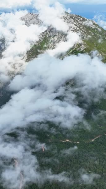Dikey Videoda Bulutların Sardığı Dağ Manzarasına Tanık Olurken Doğanın Ihtişamı — Stok video