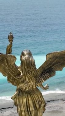 Akdeniz 'in Meleği' nin ruhani güzelliğini yakalayın. Gökyüzünde süzülürken, denizin arka planındaki görkemli varlığına hayretle bakın..