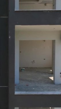 Lüks yaşamın dünyasına yukarıdan baktığınız sıra dışı evlerin inşaatını gözlemlerken özel bir bakış atın. Sanatçılık ve detaylara dikkat edin..