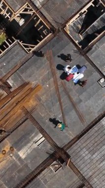 Siz yukarıda süzülürken mimarların ve mühendislerin planlı konuşmalarına tanık olun. Projenin detaylarına ve titiz planlarına titizlikle dikkat edin..