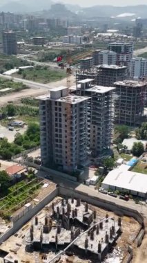 Yapım aşamasındaki lüks evlerin havadan çekilmiş görüntülerini çekerken, yapım alanındaki bolluğu da gözler önüne serin. Ham maddelerin olağanüstü yaşam alanlarına dönüştüğüne tanık olun..