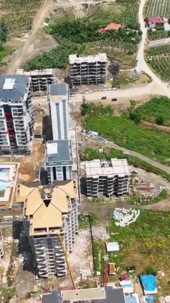 この垂直方向のビデオで建物のサイトを俯瞰し 将来の住宅を明らかにします 建設過程をたどり 景観の変化を目撃する — ストック動画