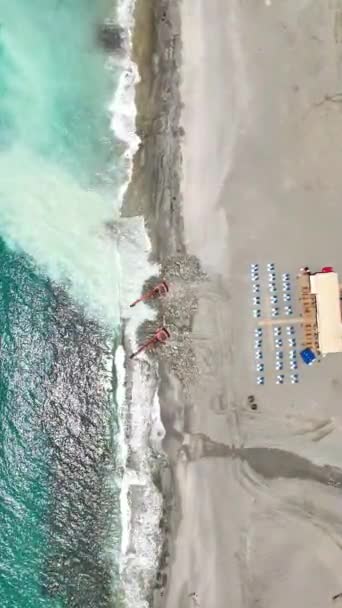 Podívejte Leteckou Podívanou Stroj Utvářející Klidnou Kamennou Pláž Zanechávající Sebou — Stock video