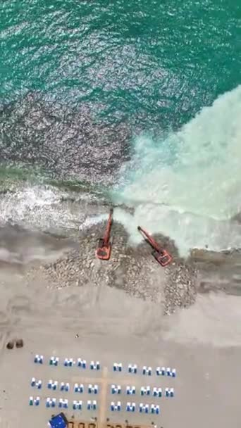 Vezměte Úctě Vzbuzující Pohled Stroje Vyřezávání Kamenné Pláže Ptačí Perspektivy — Stock video