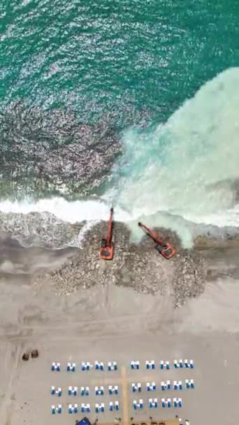 Testemunhe Poder Das Máquinas Pesadas Enquanto Remodela Praia Pedra Acidentada — Vídeo de Stock