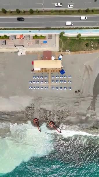 Deniz Kenarındaki Makinelerin Taştan Sahili Şekillendiren Büyüleyici Etkisini Yakalayın Arkalarında — Stok video