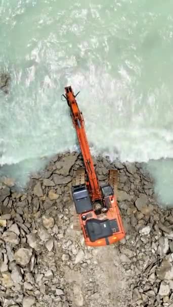 Sahil Şeridinin Etkileyici Dönüşümünü Ağır Makineleri Çalışırken Gözlemleyerek Deniz Boyunca — Stok video