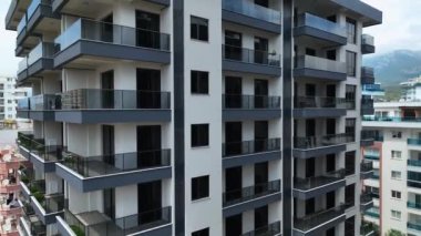 İnşaatın son aşamasındaki çok katlı bir binanın insansız hava araçları kalitesinde üstün bir görüş açısı elde etmek, titiz işçiliğin bir örneği..