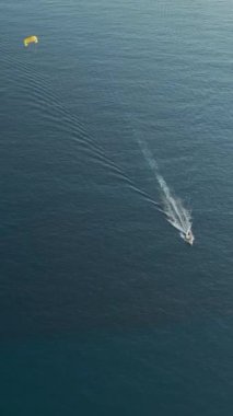 Akdeniz 'in güzel kıyılarında deniz paraşütü yapmanın heyecanını yaşayın..