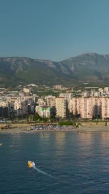 Resimli Akdeniz kıyısı boyunca paraşütle atlama adrenalininin tadını çıkar..