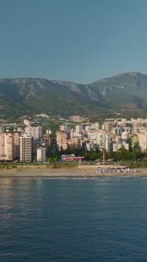 Alanyas sahil şeridinin manzaralı güzelliğini gösteren çarpıcı drone çekimlerinin keyfini çıkarın..