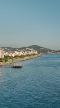 Gök mavisi denizin ve kumlu kumsalın güzelliğini hava manzarası ile tecrübe edin..
