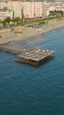 Büyüleyici İHA çekimleri Gök mavisi denizi ve büyüleyici plajı gözler önüne seriyor.