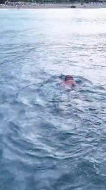 Akdeniz güzellerine karşı hazırlanan bir triatlet sabah antrenmanı rejimi ile motive olun..