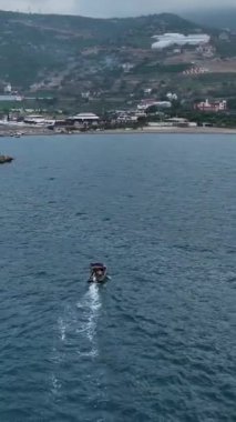 Akdeniz bu sakin videoda günü selamlarken balıkçılık sanatını keşfedin..