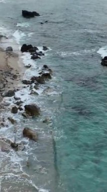 Gök mavisi suların kayalık kıyılarla buluştuğu sakin bir Akdeniz sahiline doğru bir hava yolculuğuna çıkın..