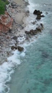 Huzurlu bir Akdeniz sahiline dalın masmavi dalgalarla.